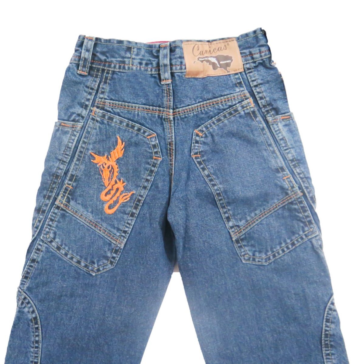 Pantalon clasico jean con bordado en un bolsillo trasero