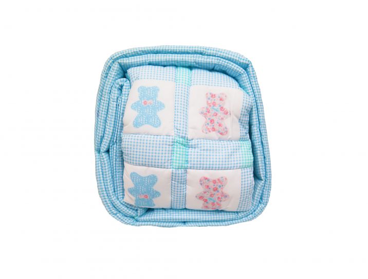 Acolchado Con Chichonera de Cuna Funcional - Tipo Patchwork - Ositos- Cuadrille Celeste y Blanco