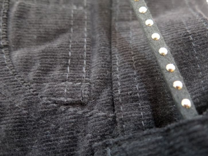 Pantalon de Corderoy con Cinturon con Tachas