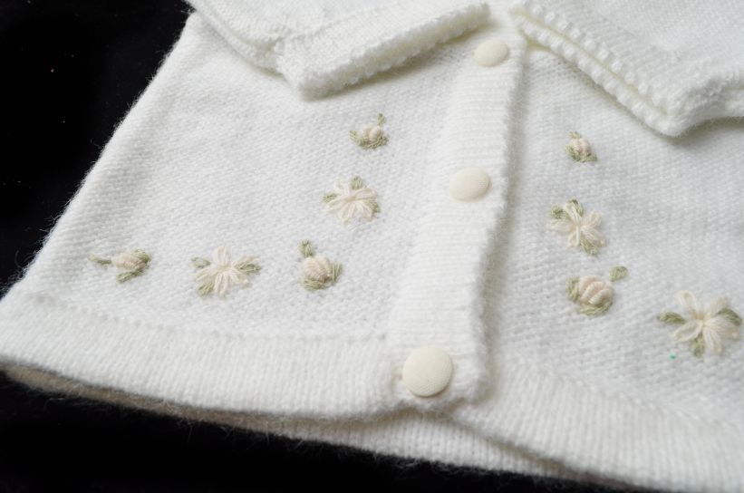 Saquito de Cashmilon Tejido con Flores Bordadas