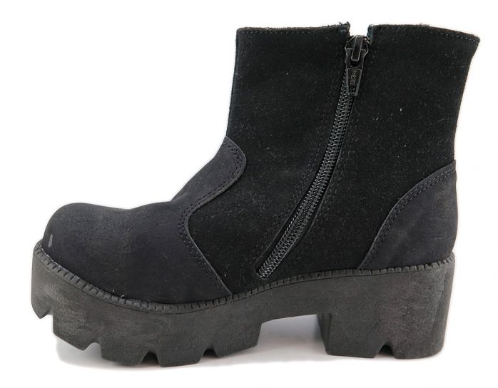 Bota Corta de Gamuza Con Taco Tachas y Estrellas