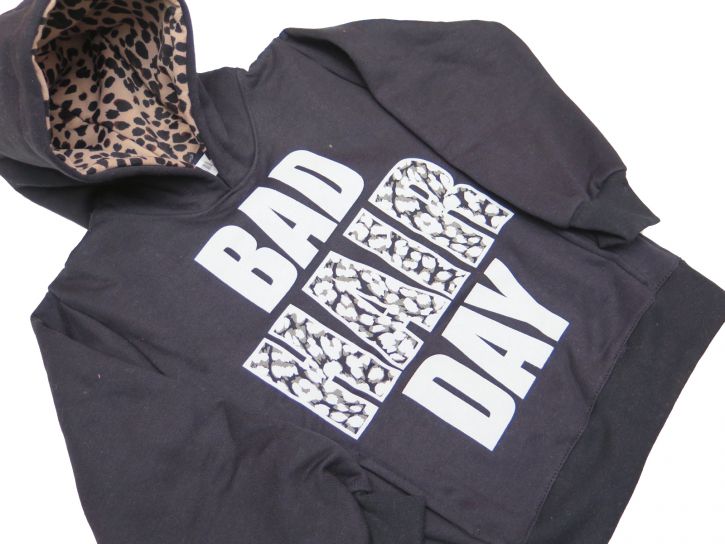 Buzo Frizado Con Capucha y Letras en Animal Print