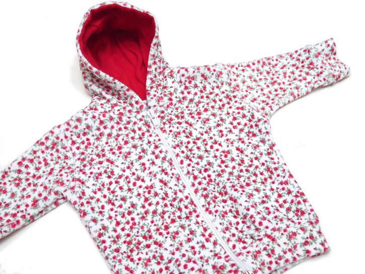 campera de plush con capucha estampada con flores