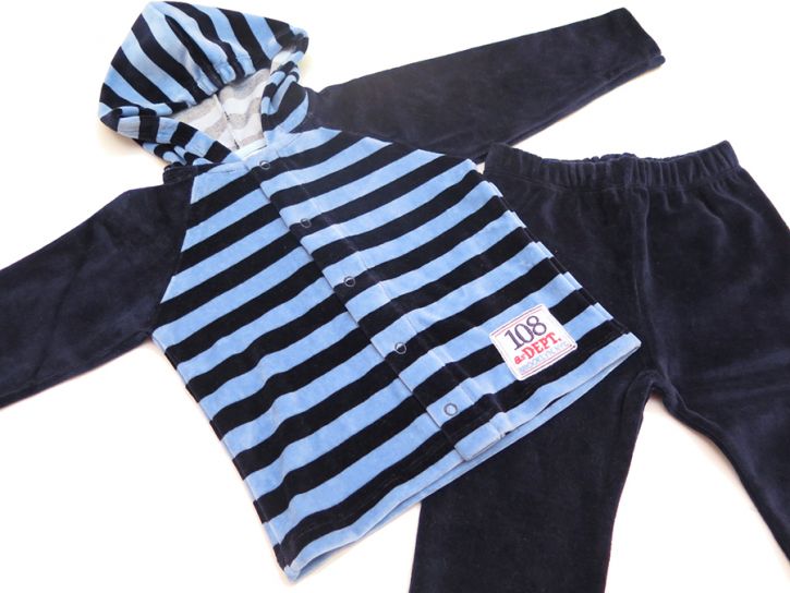 Conjunto Plush Campera Rayada Con Capucha Y Pantalon Sin Pie