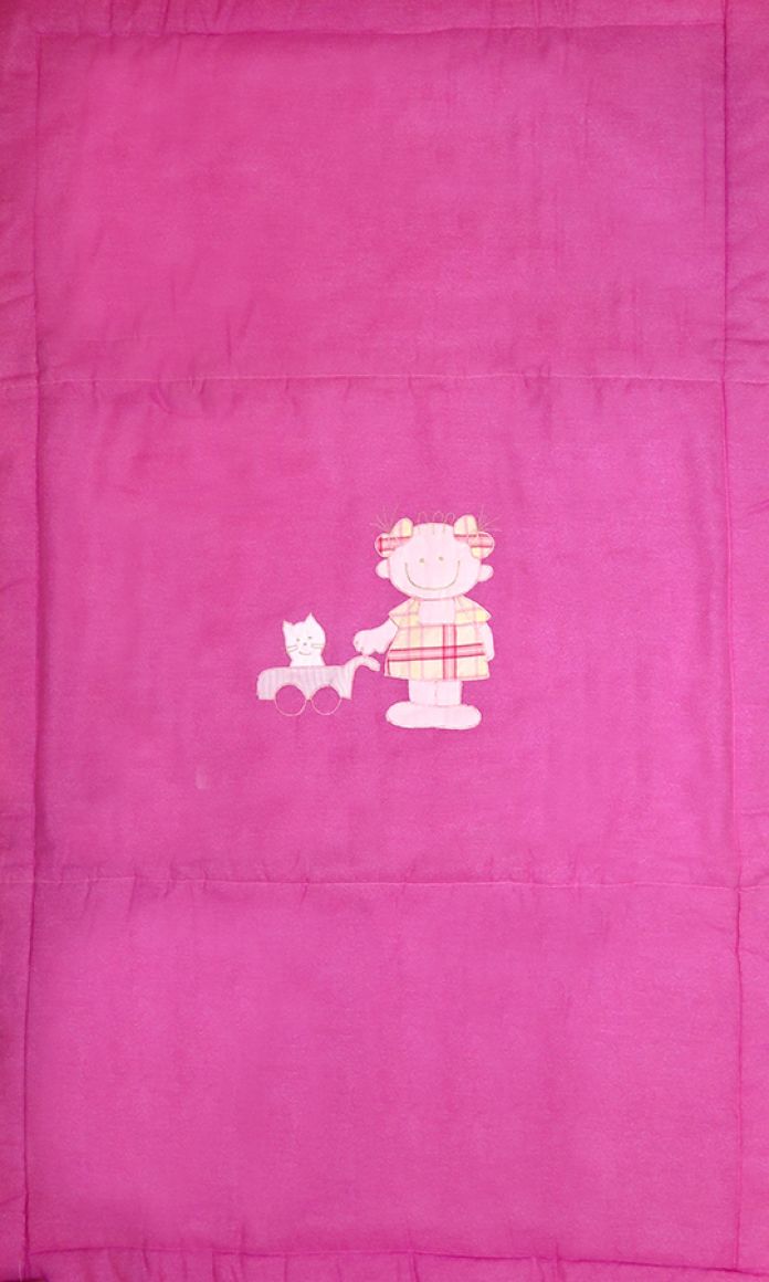 Acolchado Con Chichonera Cuna Simil Jean Con Niña y Gato en Coche Bordados