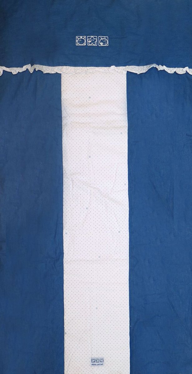 Acolchado Con Chichonera de Cuna Funcional Reversible Simil Jean Estampado Lunares y Estrellas Bordadas