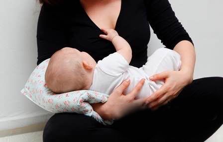 Bracitos de Apoyo Para Amamantar 3 en 1 - Cambiador  - Colchoneta - Estampado Floreado