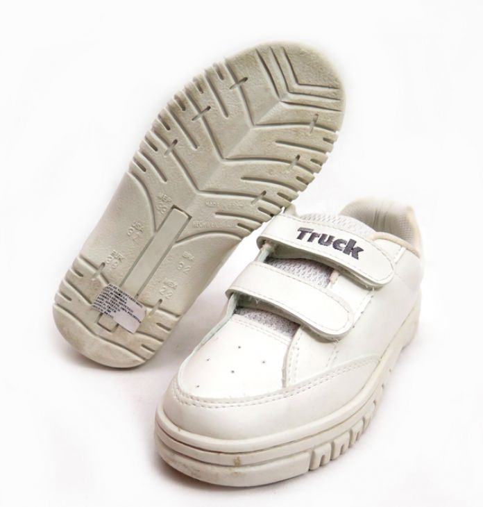 Zapatilla Colegial de Cuerina Con Velcro