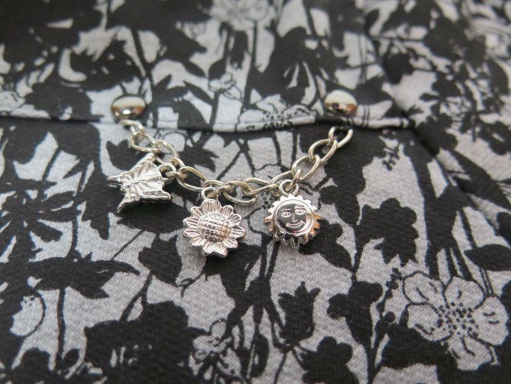 Campera Con Friza de Algodon Con Capucha Estampado Flores