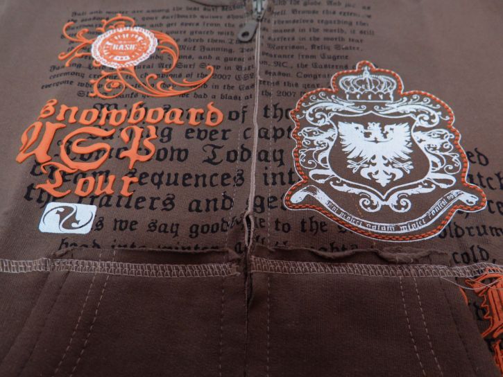 Campera De Algodon Con Friza Sin Capucha Estampado Escudo