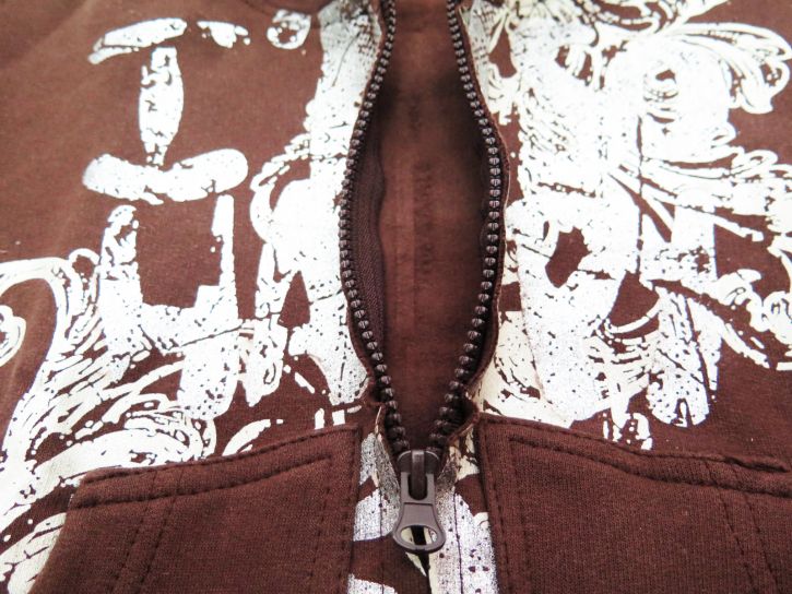 Campera de Algodon y Friza Con Capucha Estampado Metalico