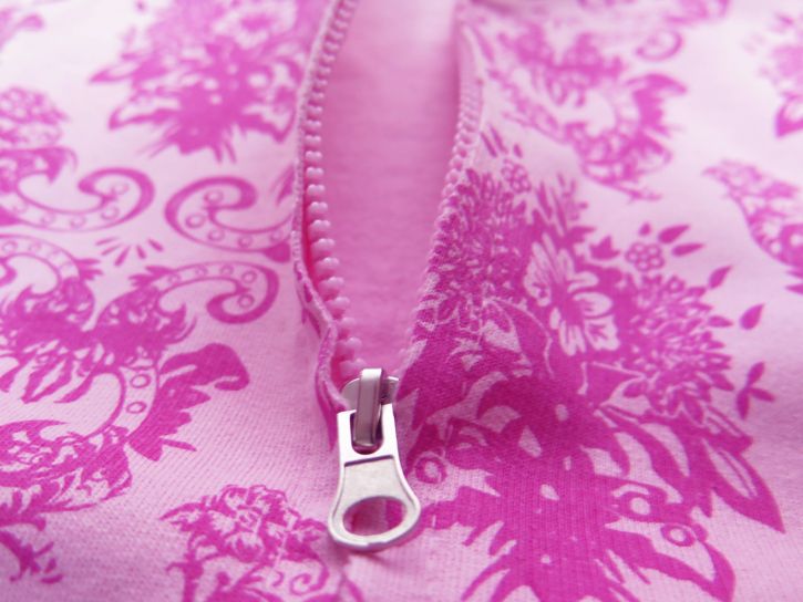 Campera de Algodon Con Friza y Capucha Estampado Flores