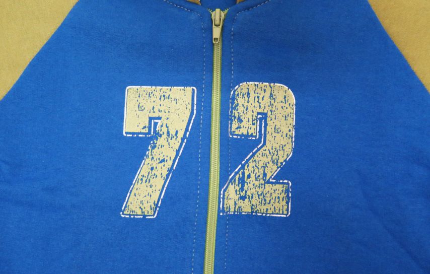 Campera de Algodon Frizado Con Capucha Estampado 72