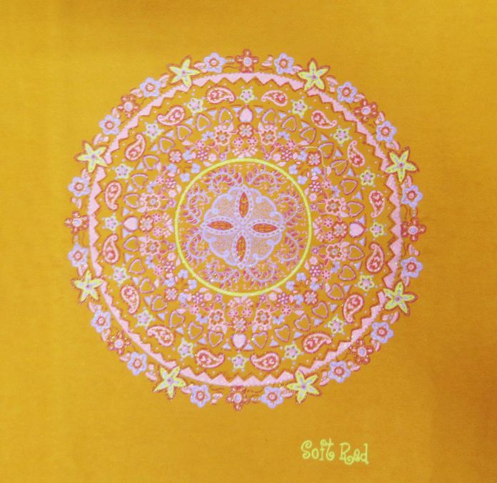 Buzo de Algodon Frizado Tipo Polera Estampado Mandala Con Brillo