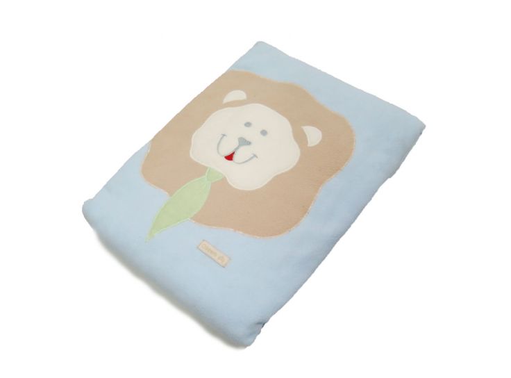 Frazada de Polar Con Tela Plana Matelasse Bordado Leon Con Corbata