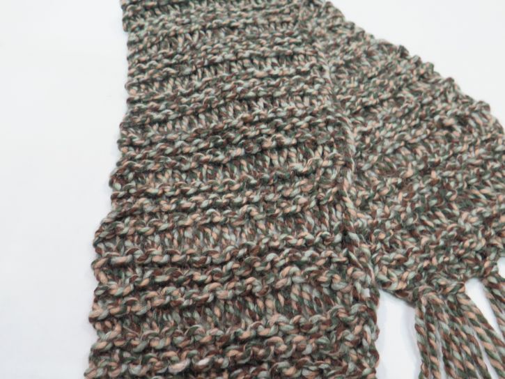 Bufanda Tejida con Flecos y Diseño