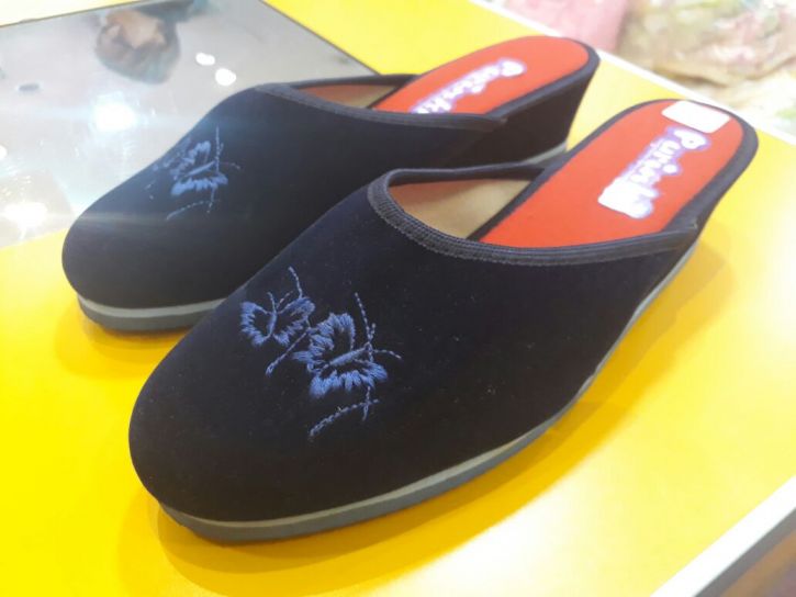 Chinela Gamuza Bordada Con Taco Chino