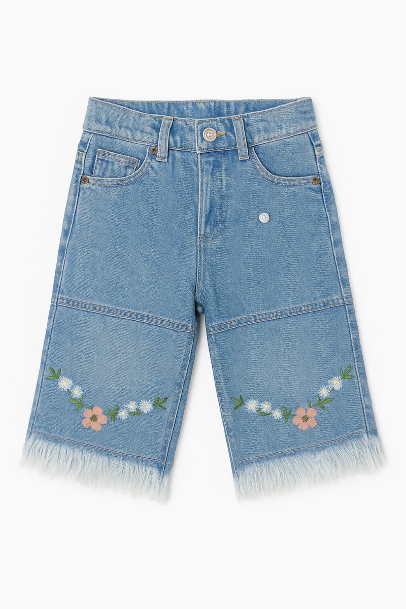 Pescadora de Jean con Flores Bordadas y Ruedos Deshilachados