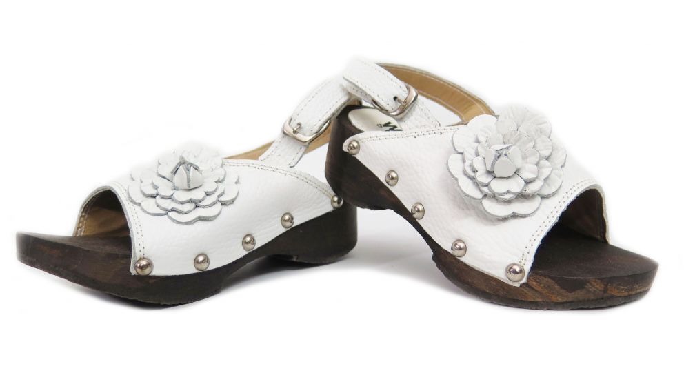 Sandalia de Cuero Tipo Zueco con Aplique de Flor