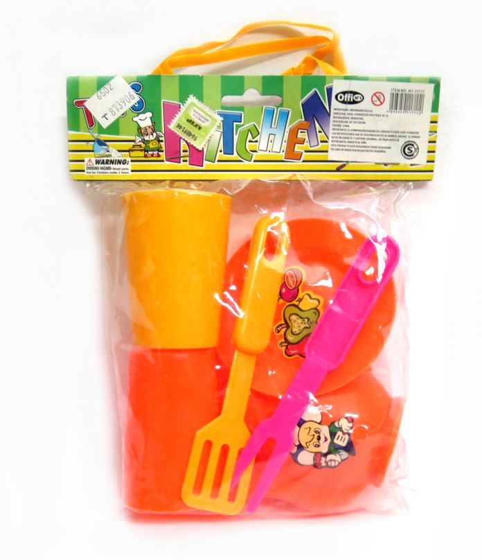 Set de cocina Kitchen en bolsita pvc. 2 vasitos, 1 platito 1 pava, tenedor y cuchillo
