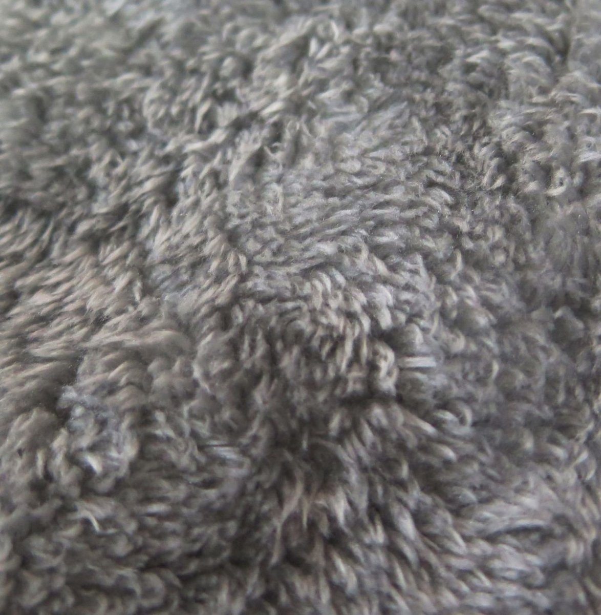 Buzo simil piel con capucha y bolsillo