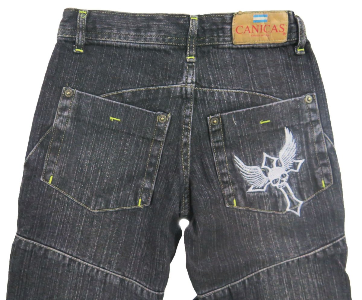 Pantalon clasico jean con bordado en un bolsillo trasero