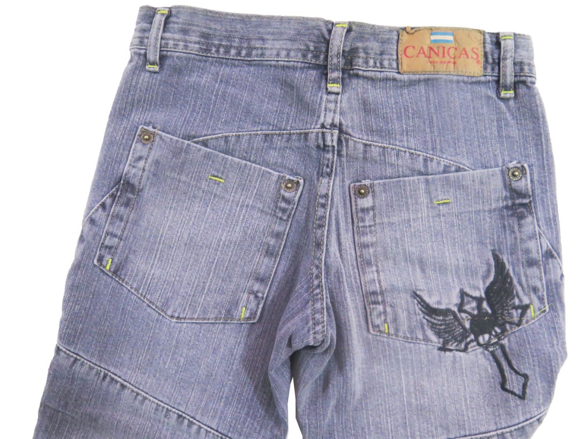 Pantalon clasico jean con bordado en un bolsillo trasero