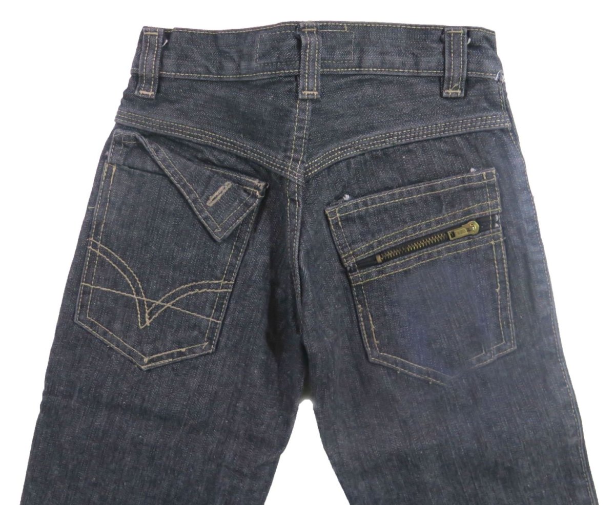 Pantalon jean varon con cierre en bolsillo trasero