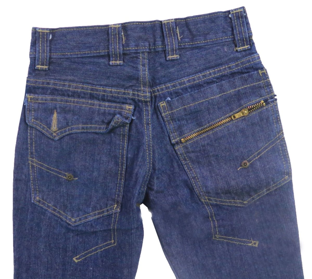 Pantalon jean varon con cierre en bolsillo trasero