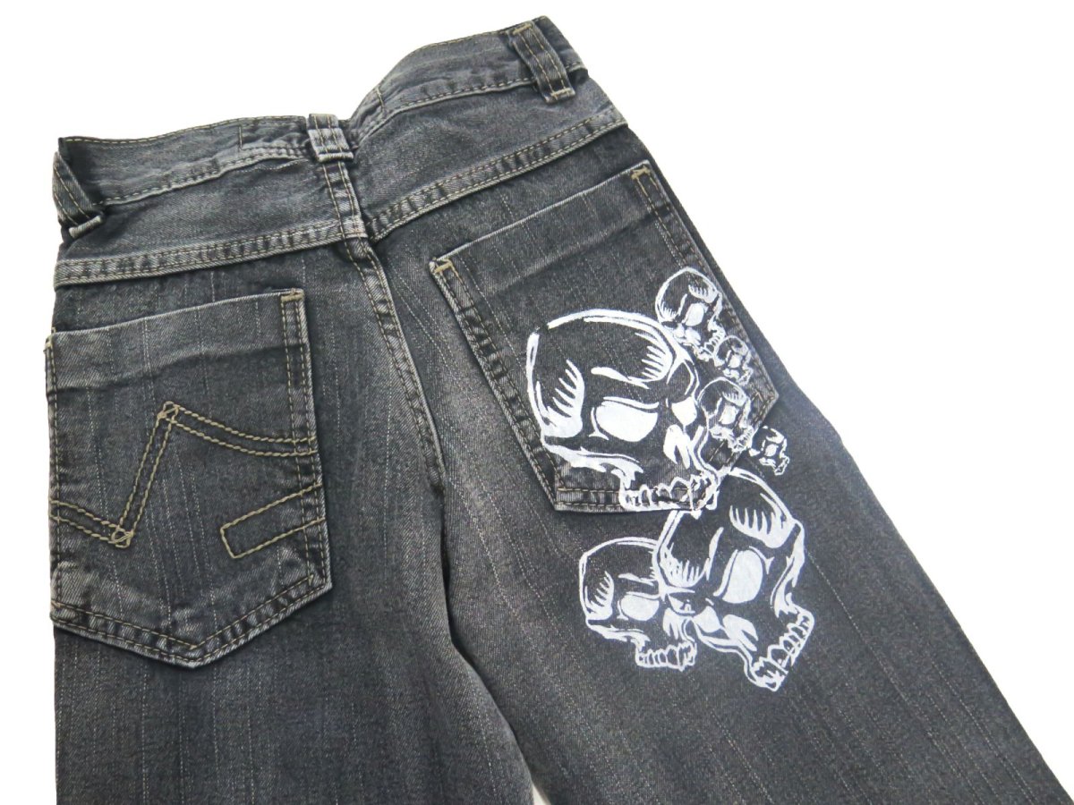 Pantalon jean varon con estampa calavera en bolsillo de atras