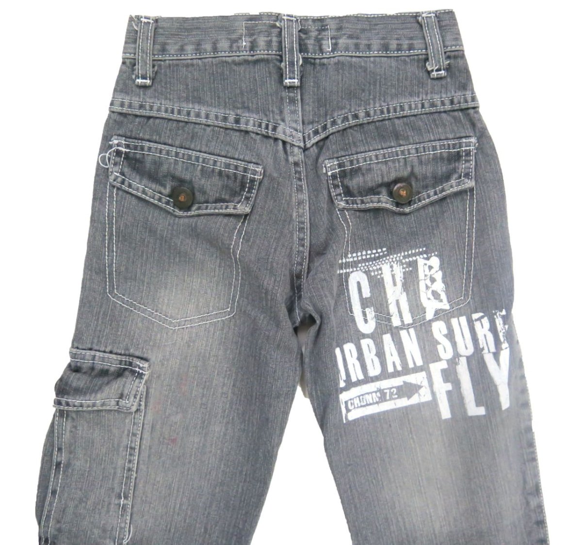 Pantalon jean varon con estampa en bolsillo de atras