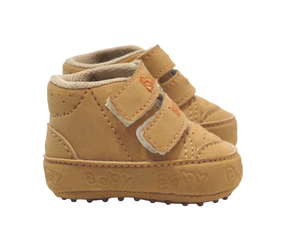 Botita nobuk con velcro. Con base