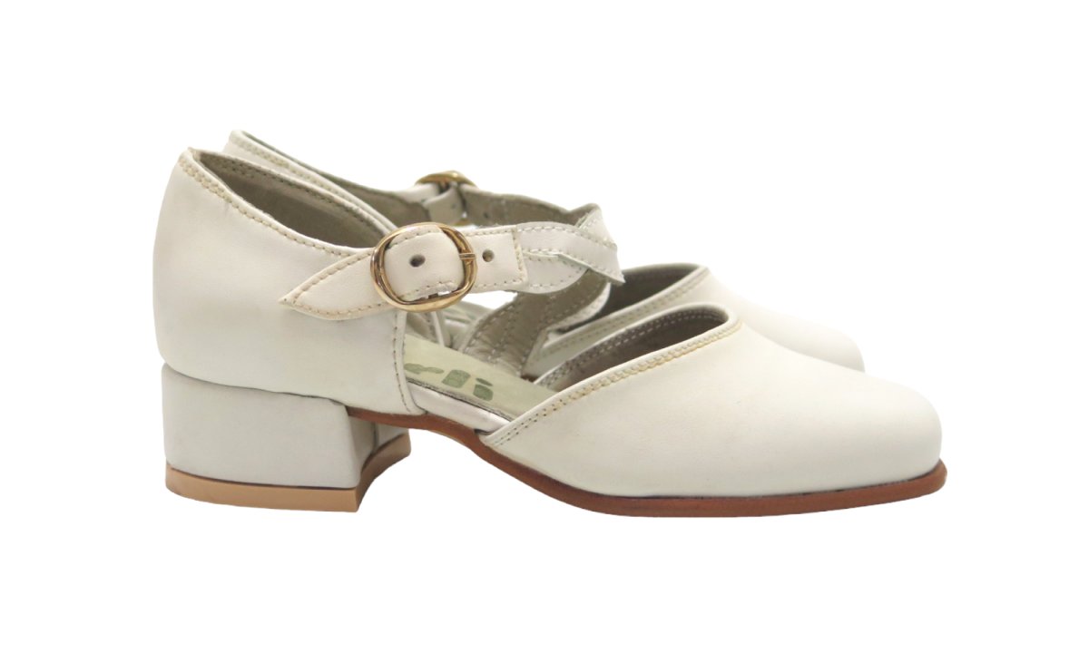 Zapato de Cuero de Nena Con Hebilla y Taco