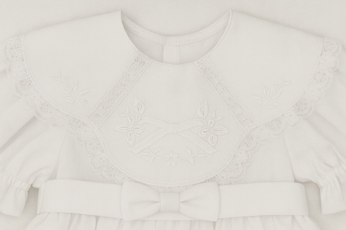 Vestido Bautismo seda labrada entre dos de guipur bordado de mangas cortas