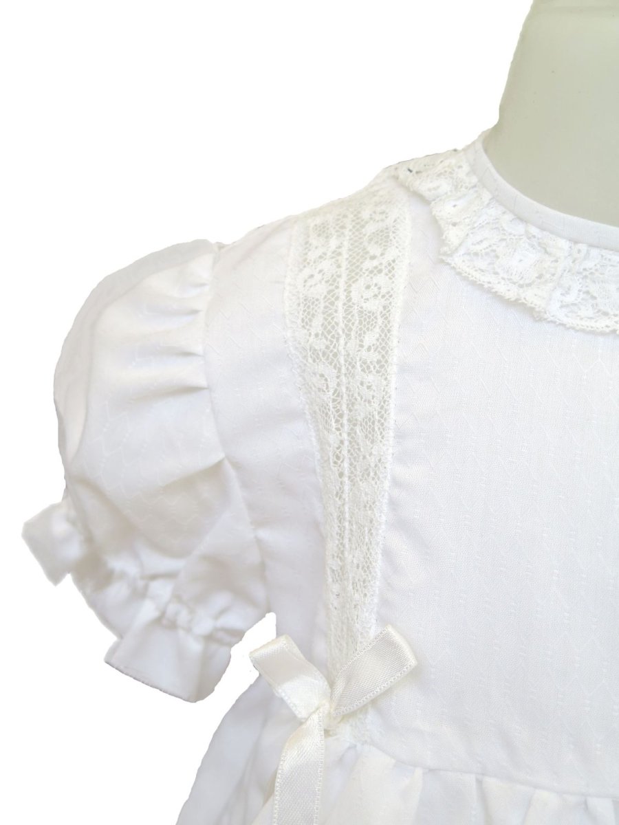 Vestido Bautismo tela facetada con alforzas de guipur. Mangas cortas