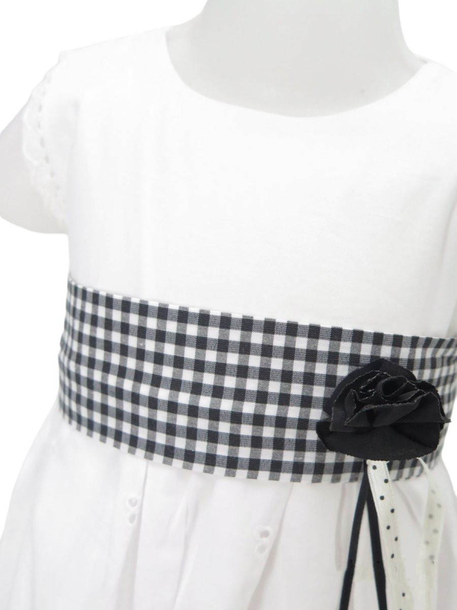 Vestido Broderie con cinta cuadrille y flor