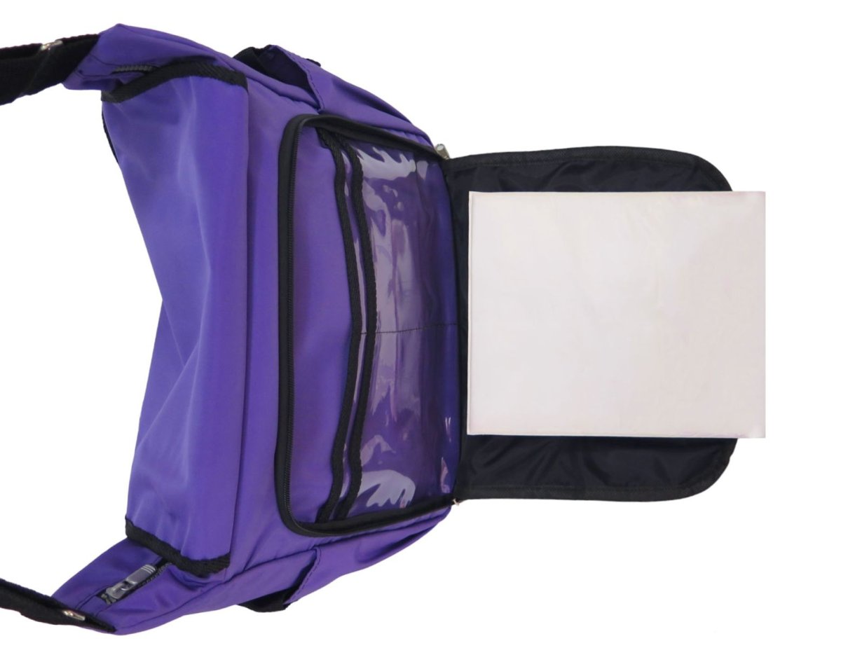 Bolso cambiador de tela impermeable, y cierre horizontal en la tapa. 1 correa.