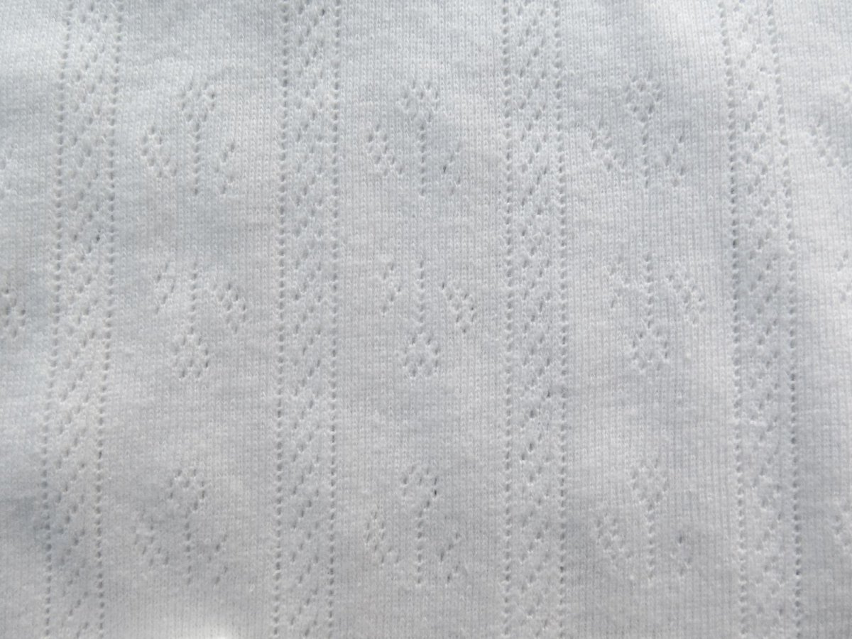 Camiseta nena manga larga cuello redondo desagujada