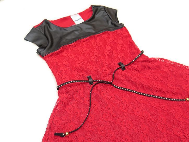 Vestido de encaje con cuerina