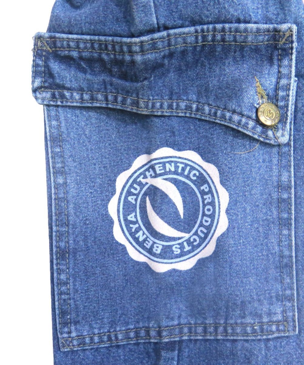 Pantalon cargo jean clasico con estampa en bolsiilo