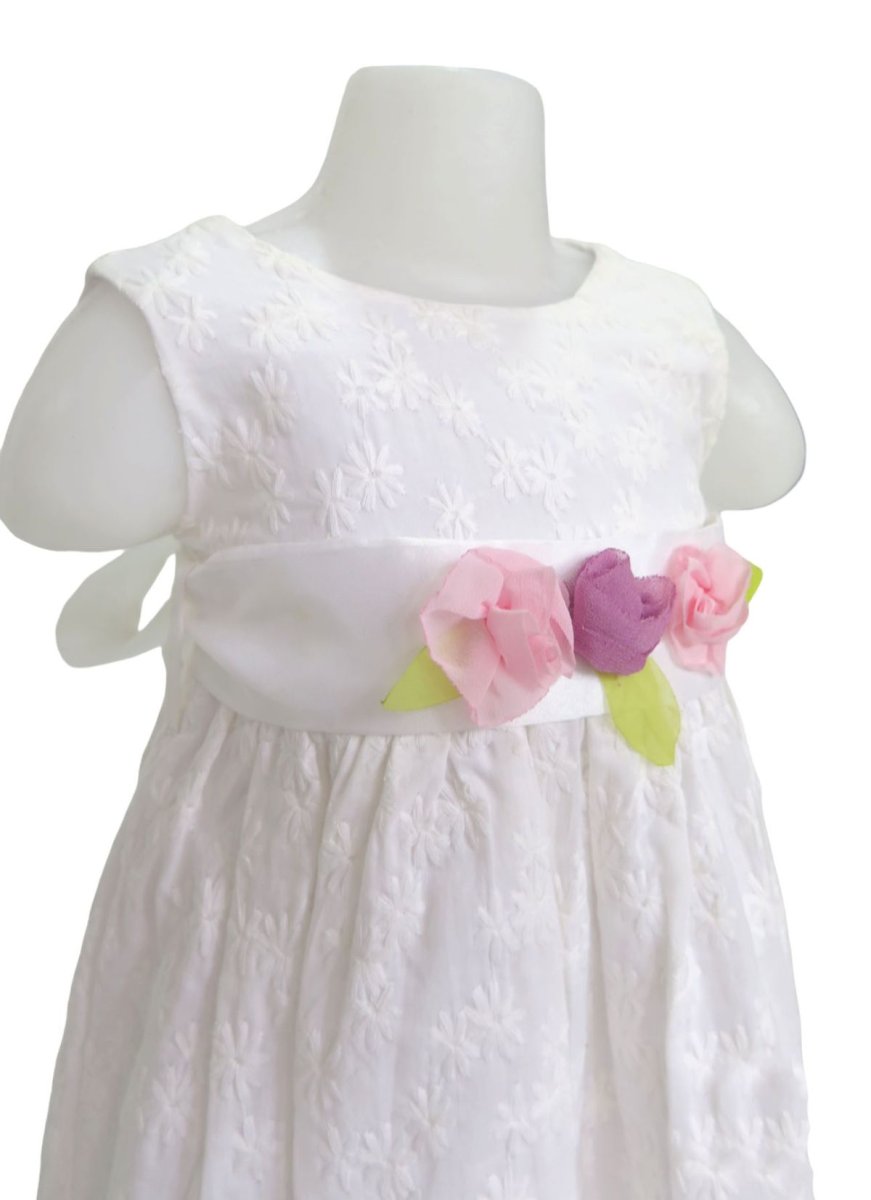 Vestido Broderie bordado en flores con aplique de puntilla en borde Pesado