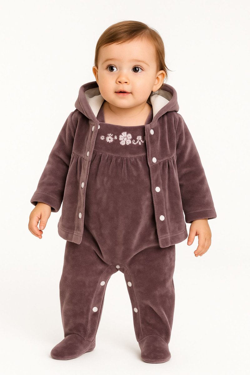 Conjunto Plush Campera y Jardinero Bordado En Flores Con Pie