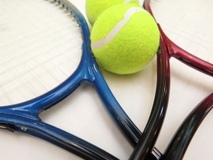 Raquetas de tenis x 2: Una roja y Una Azul con 2 pelotas - En bolsa con cierre