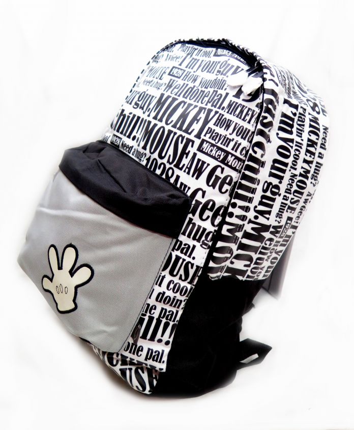 Mochila grande espalda mickey escrita en blanco y negro con 1 bolsillo con una mano