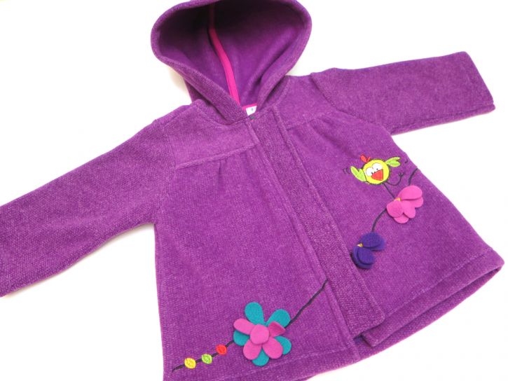 Tapado de paño nena con capucha y bordado