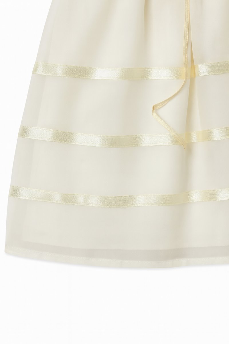 Vestido Bautismo manga corta en gasa con faja y borde de falda en razo