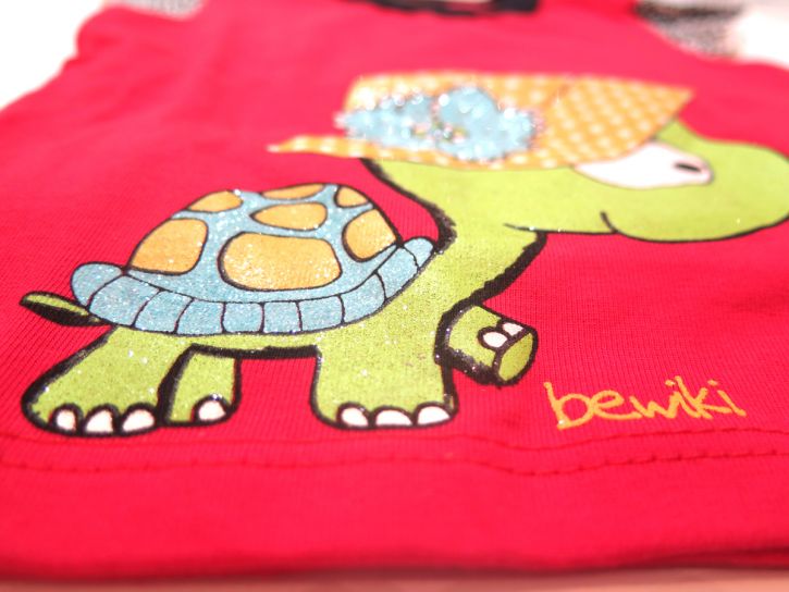 Remera musculosa con voladito en espalda y sisa estampada