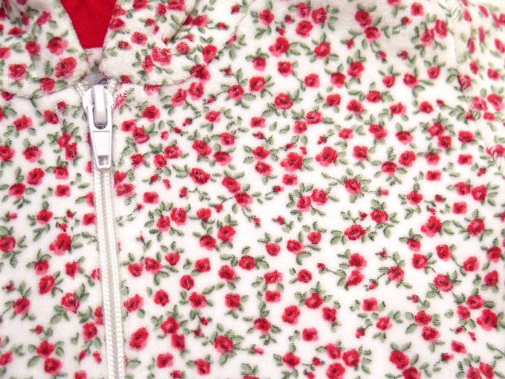 campera de plush con capucha estampada con flores