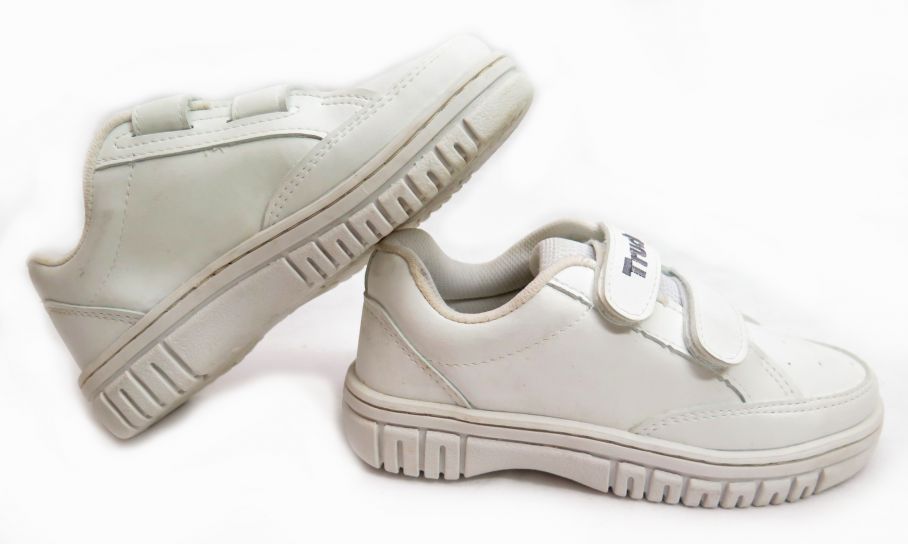 Zapatilla Colegial de Cuerina Con Velcro