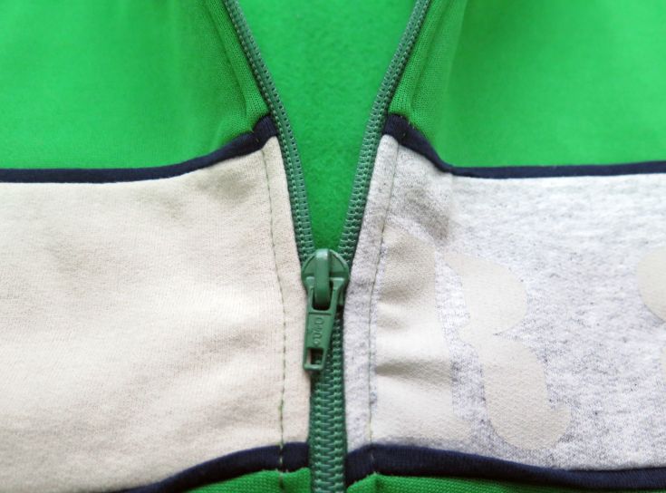 Campera Friza Canguro sin Capucha Tipo Universitario